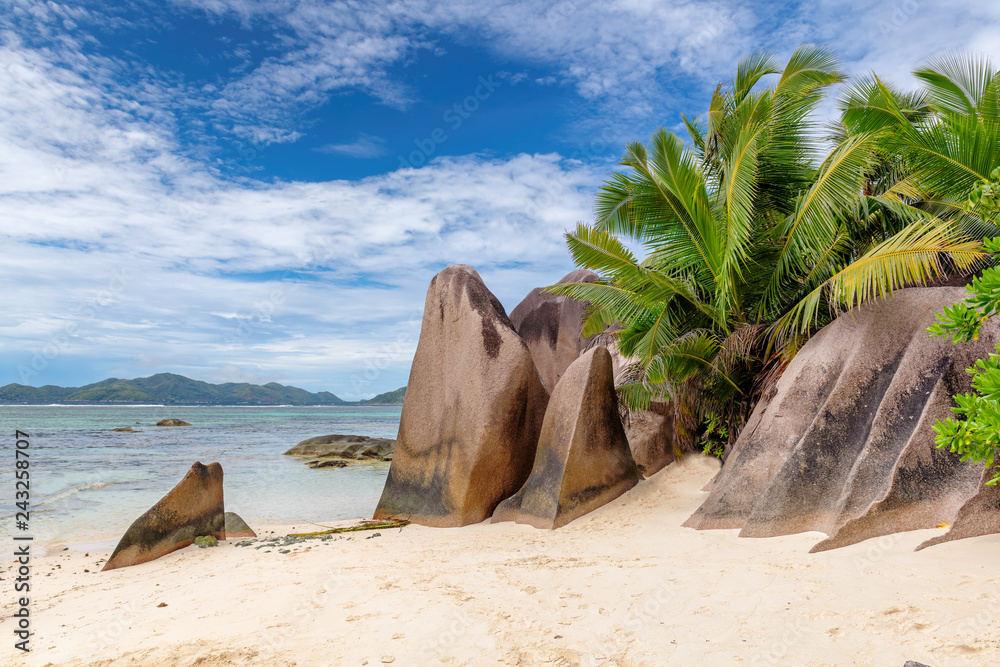 Naklejka premium Egzotyczna plaża na Seszelach, Anse Źródło Silver, wyspa La Digue.