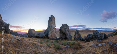 Anochece en el bosque de rocas