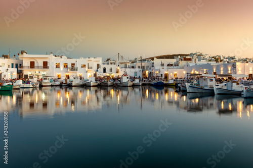 Abend über dem idyllischen Fischerdorf Naousa mit den zahlreichen Tavernen und Restaurants direkt am Hafen auf Paros, Kykladen, Griechenland 