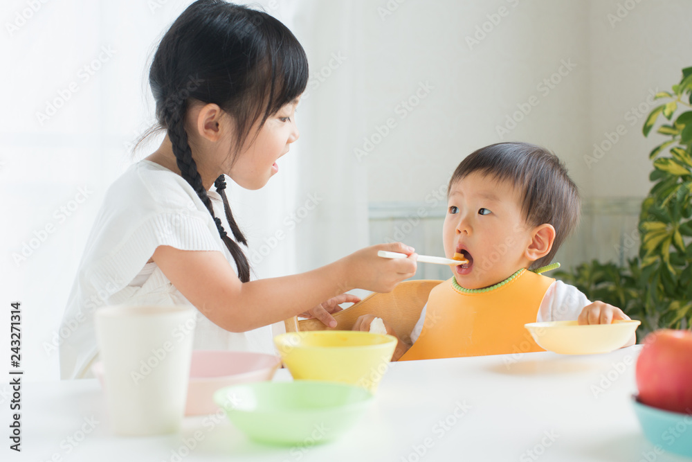 赤ちゃんの食事風景