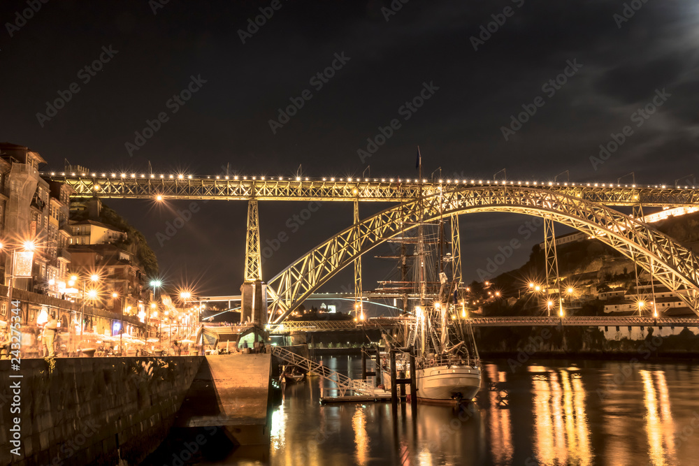 夜のドンルイス1世橋（ポルトガル）