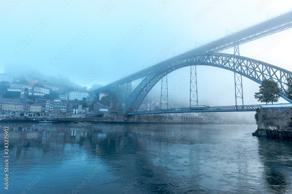 霧の日のドン・ルイス1世橋