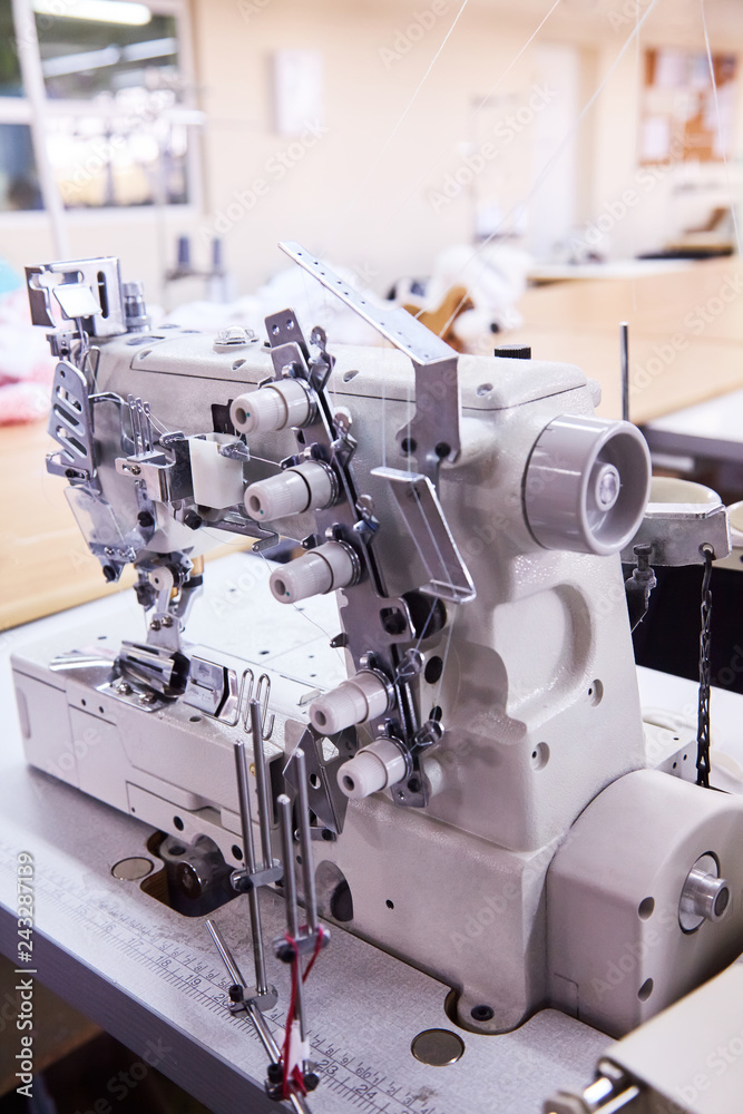 3 Needle coverstitch Industrial Machine With Cover and Motor 3 Needle coverstitch Industrial Machine With Cover and Motor