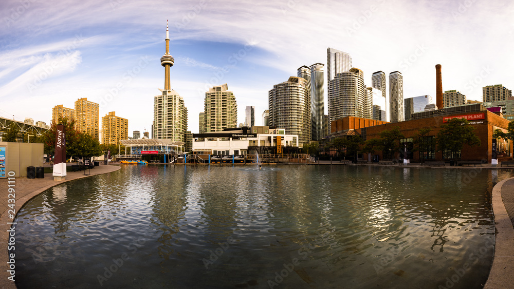 Obraz premium Panoramic view of the Toronto's downtown from the marina