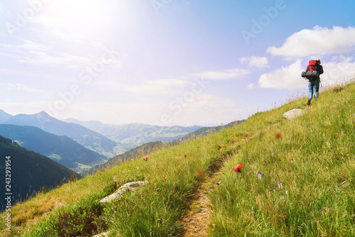 Mann beim Wandern im Sommer in den Alpen