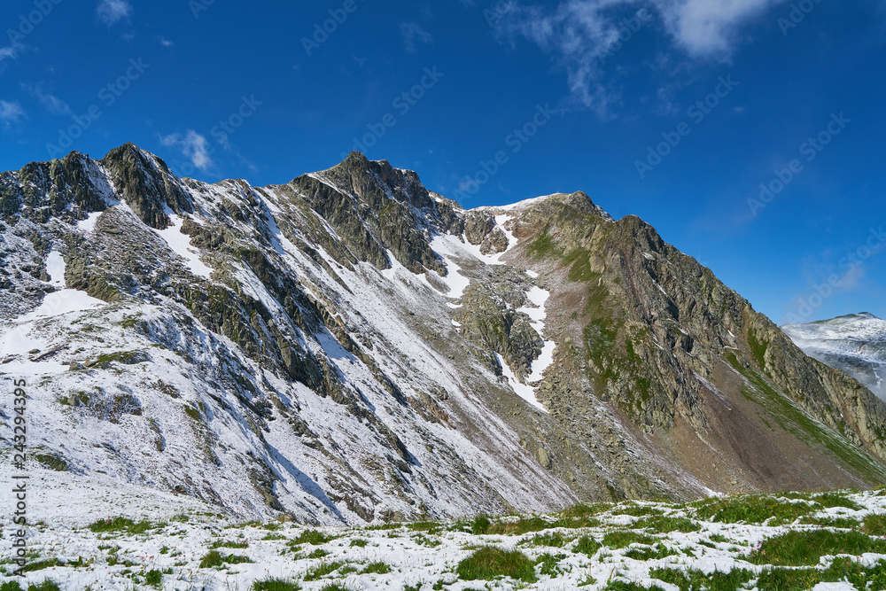 Schneebedeckte Gebirge in den Alpen