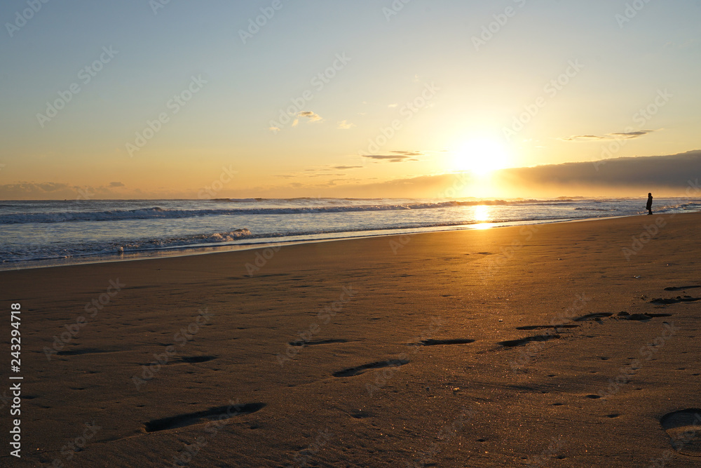 波崎シーサイドパークから見た初日の出と朝焼けと海と足跡