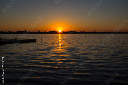 夕暮れの湖畔