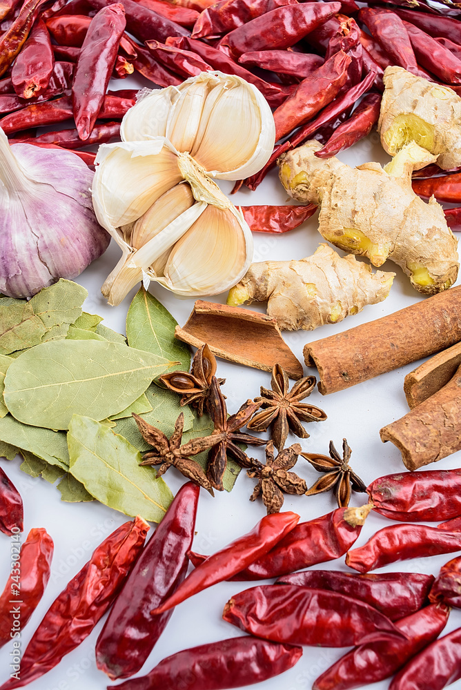 Chinese cooking commonly used spices / pepper, garlic, ginger, fragrant leaves, fennel, cinnamon