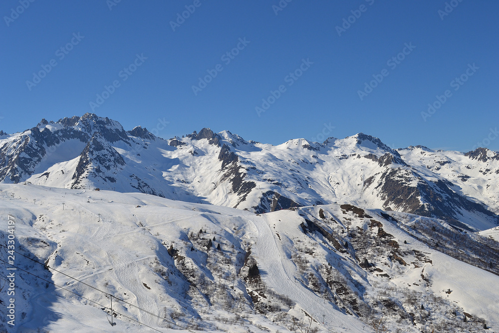 Paysage de montagne enneigée de la station de ski de Valmorel dans les Alpes, station de ski, France