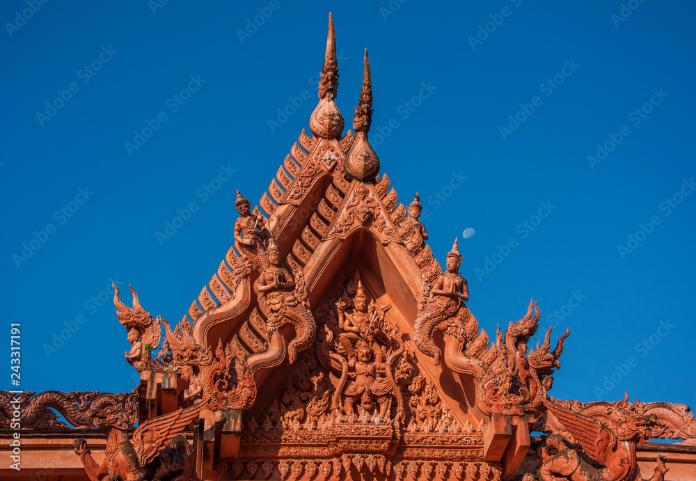 Fototapeta premium Decorated roof of Red Temple - Wat Ratchathammaram on Koh Samui
