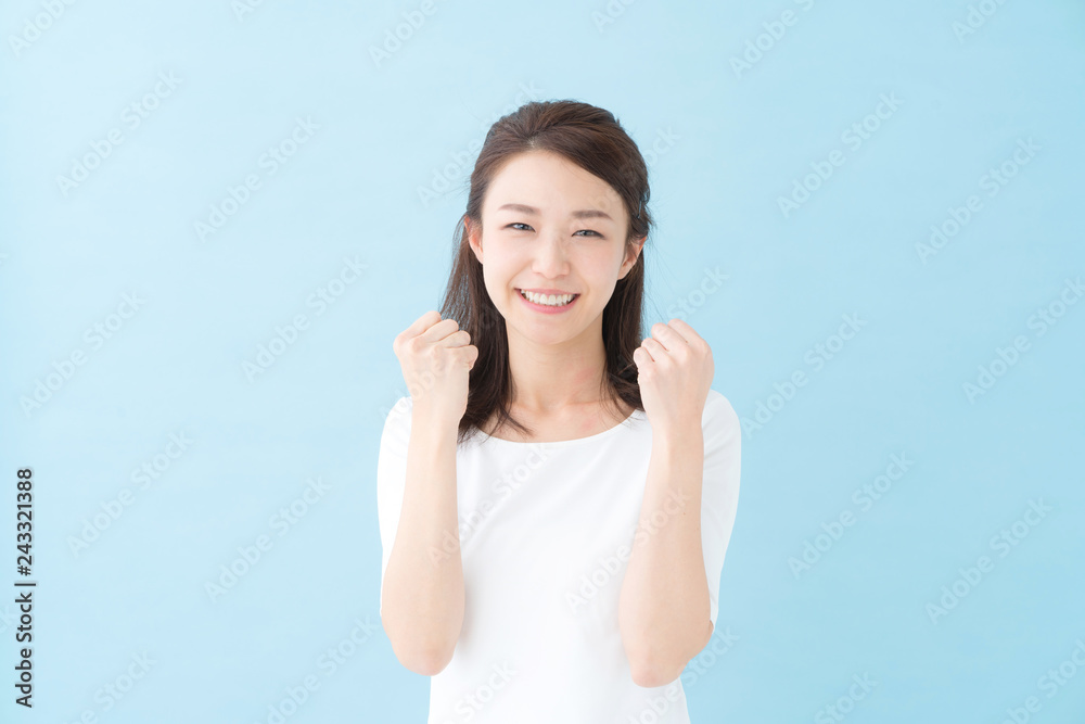 ガッツポーズ・女性・ブルーバック ガッツポーズ・女性・ブルーバック