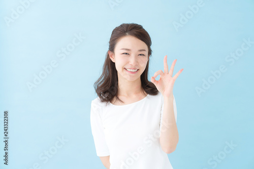 Photography ok・女性・ブルーバック