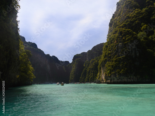 Pileh Bay : Paisaje de acantilados y laguna de agua verde esmeralda en Phi Phi Leh , isla deshabitada a 1.5 km de Phi Phi Don. Islas Phi Phi ,KRABI, THAILAND 
