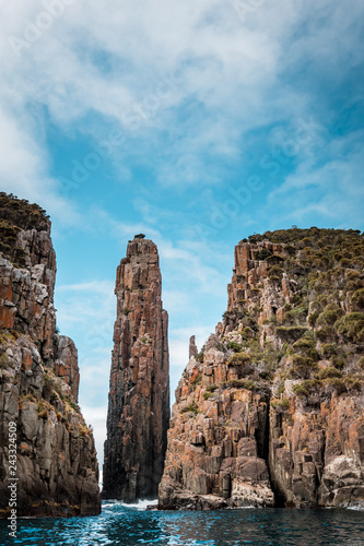 Obraz na płótnie View to the Totem Pole of Cape Hauy, rough coastline with dolerite cliffs, Tasmania, Australia w salonie