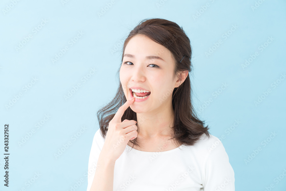 歯・女性・ブルーバック 歯・女性・ブルーバック