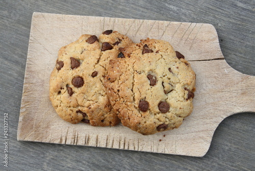 cookies aux pépites de chocolat sur planche en bois