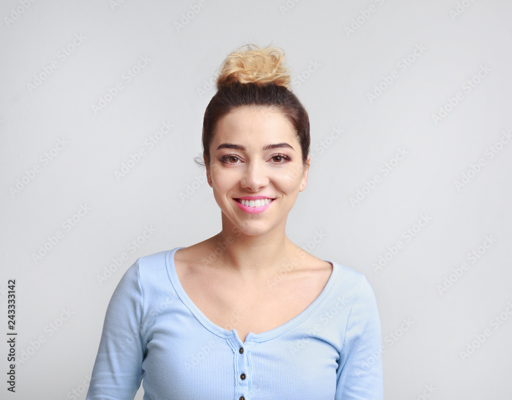 Obraz premium Portrait of pretty smiling woman posing on background