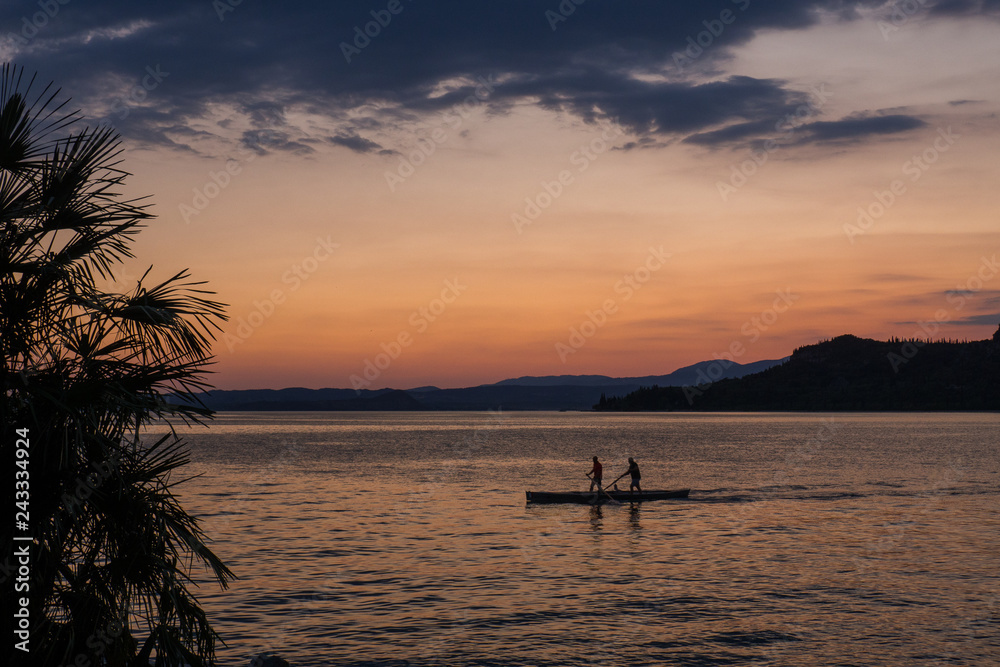 Sonnenuntergang am Gardasee mit Ruderern