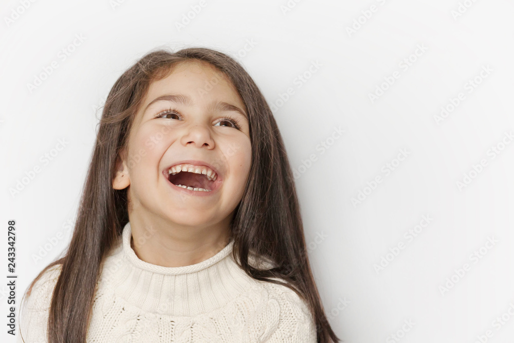 Por Tetyana Kaganska ID de foto en stock libre de regalías: 1274111734 Portrait of a happy smiling child girl with long dark hear. Posivite laughing face. Por Tetyana Kaganska ID de foto en stock libre de regalías: 1274111734 Portrait of a happy smiling child girl with long dark hear. Posivite laughing face.