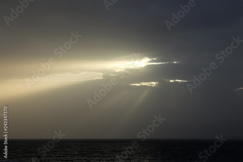 SE ABREN LAS NUBES EN EL MAR MUERTO