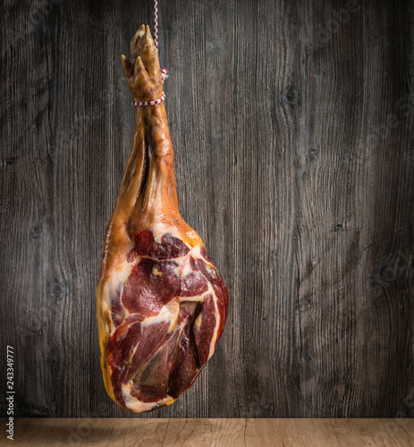 Slika na platnu Spanish ham, gammon hanging in grocery store