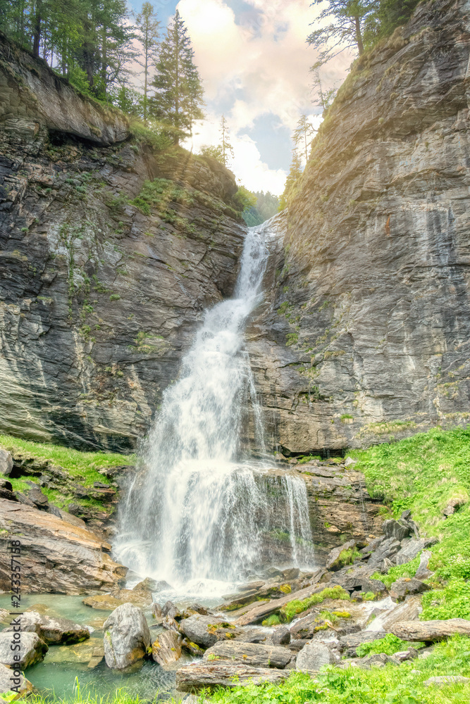 Obraz premium La cascata tra le rocce