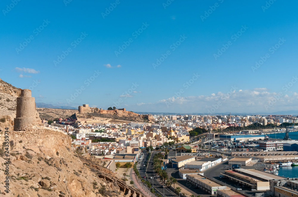 Almería con su Alcazaba en lo alto de una colina