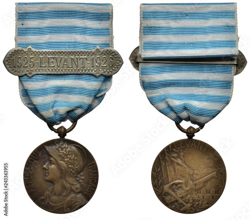 France French military medal for campaigns in Levant (Syria, Cilicia) in 1925-1926, female head in helmet decorated with oak sprigs, two flags above crossed anchor and cannon,  photo