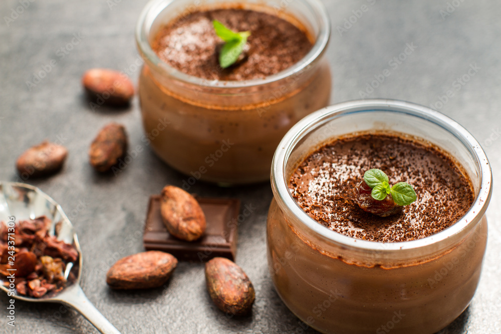 Gardinen Schokoladendessert Panna Cotta in Gläsern mit rohen Kakaobohnen -  Nikkel-Art.de