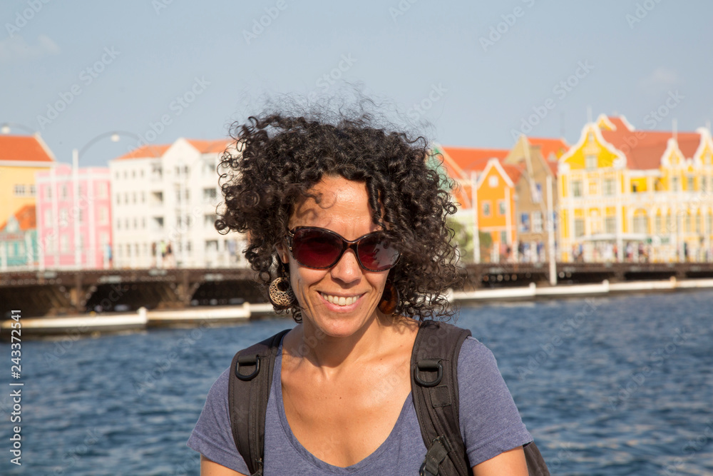Frau in Willemstad (Niederländische Antillen/Curacao)