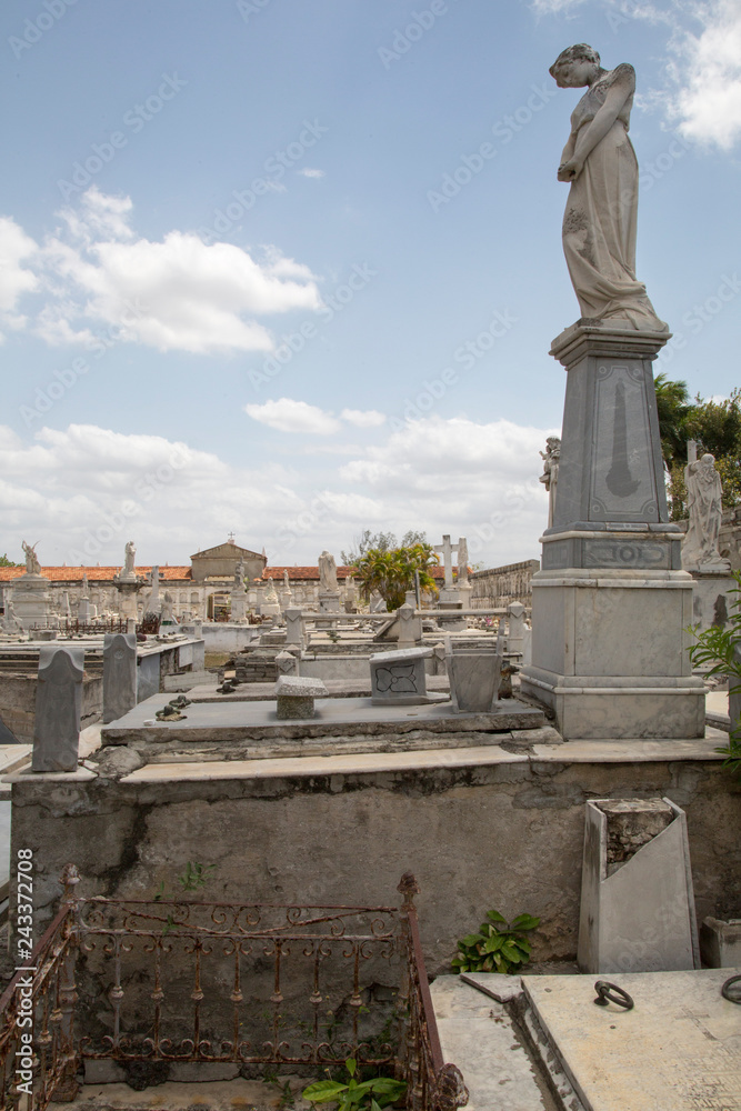 Obraz premium Friedhof mit Skulptur