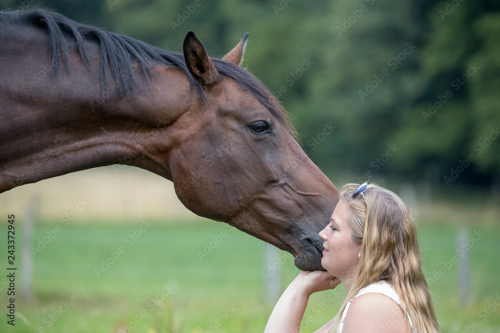 Fototapeta premium Junge Frau mit Ihrem Pferd