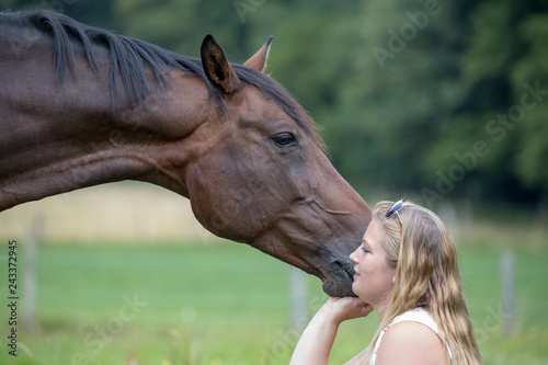 Junge Frau mit Ihrem Pferd