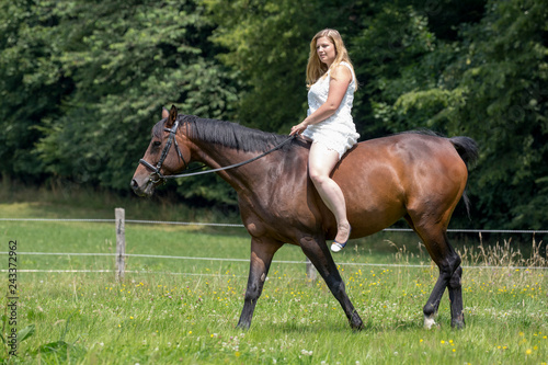 Junge Frau reitet auf Ihrem Pferd © Bittner KAUFBILD.de