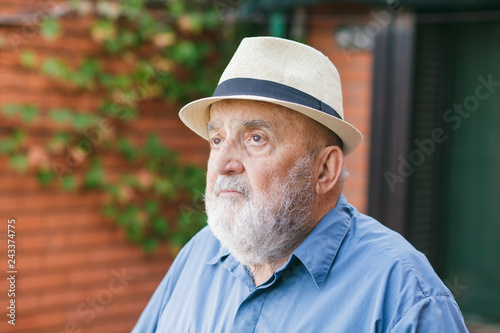 Murais de parede old man taking a walk