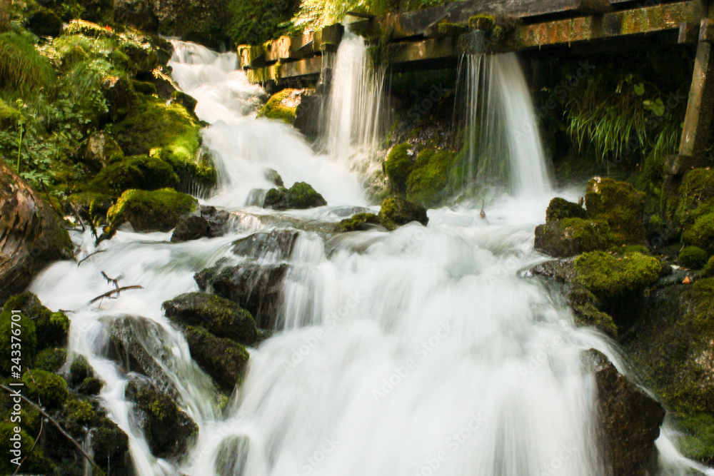 Wasserlauf Bach mit milchigem Wasser Langzeitbelichtung Niemand Wasserlauf Bach mit milchigem Wasser Langzeitbelichtung Niemand
