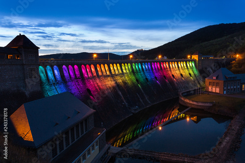 Staumauer Edersee bunt