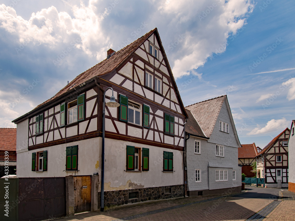 Häuserzeile in der Altstadt von Langendiebach, Main-Kinzig-Kreis, Hessen, Deutschland Häuserzeile in der Altstadt von Langendiebach, Main-Kinzig-Kreis, Hessen, Deutschland