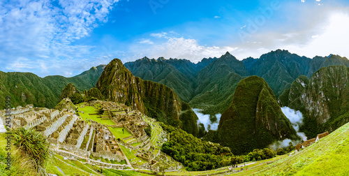 Machu Picchu vor Sonnenaufgang mit Nebel über den Rio Urubamba photo