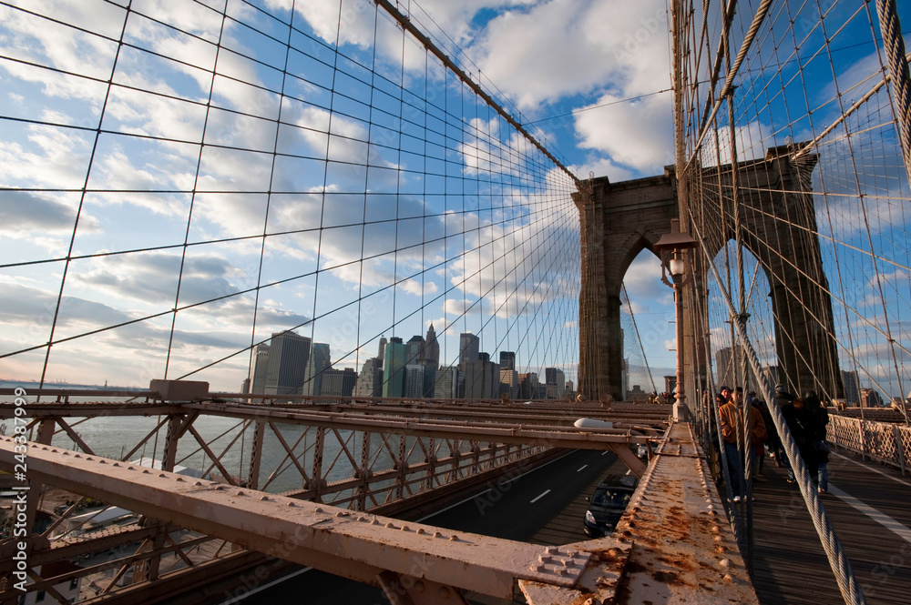 Obraz premium Brooklyn Bridge o zachodzie słońca w Nowym Jorku