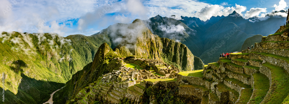 Machu Picchu bei Sonnenaufgang in Peru - obrazy, fototapety, plakaty 