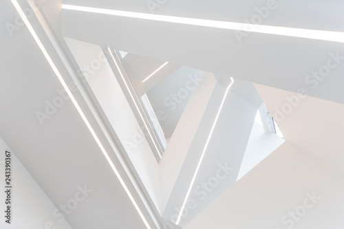 scala bianca di design illuminata a led bianco photo