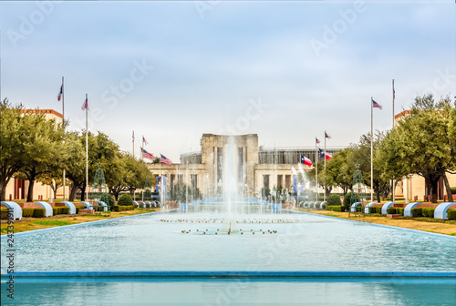 Fototapeta Naklejka Na Ścianę i Meble -   Esplanade Fountain and Hall of State, Dallas