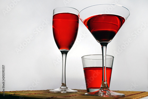 Distintas copas con líquido rojo dentro