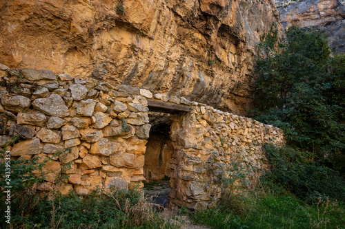 Photos sheepfold with a stone wall to keep in livestock in the Barranco de la Hoz Seca