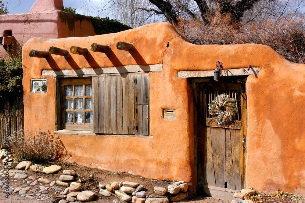 Naklejka premium Santa Fe dom w starym stylu adobe stylu i architektury.