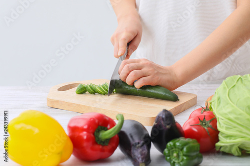 野菜を切る女性