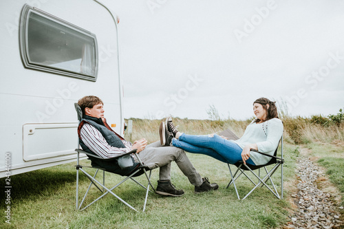 Happy couple sitting after a long day © Rawpixel.com