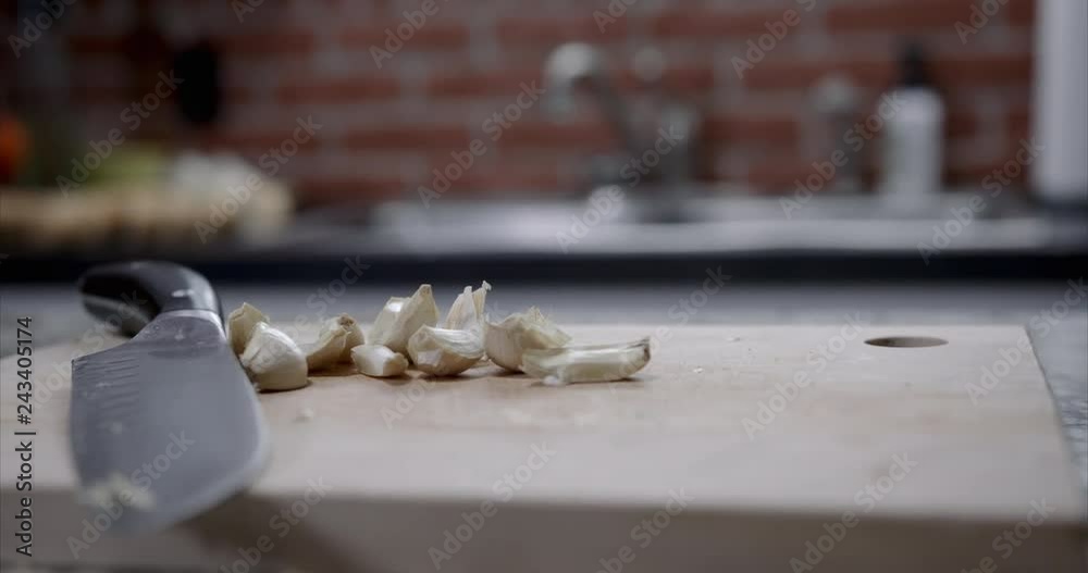 Stockvideon Portrait of santoku knife and cloves of garlic. Young